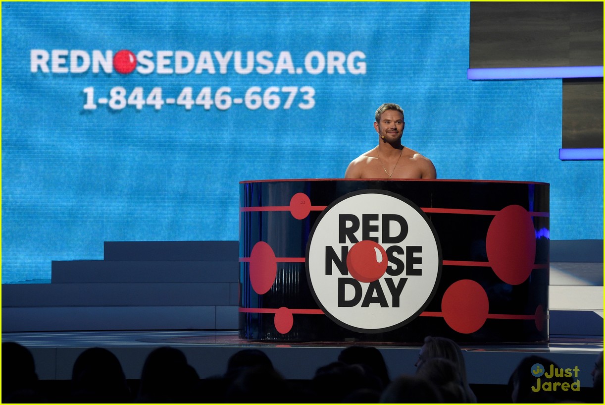 kellan lutz stripped down on stage at red nose day 04