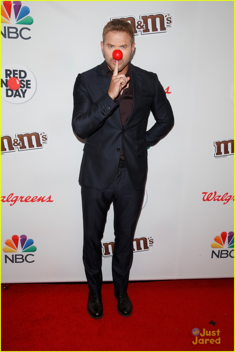 kellan lutz stripped down on stage at red nose day 05