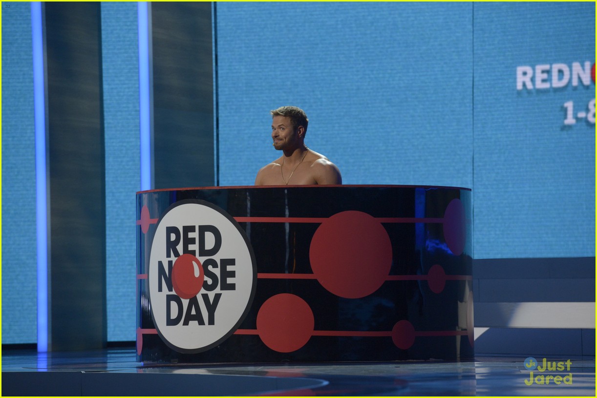 kellan lutz stripped down on stage at red nose day 06