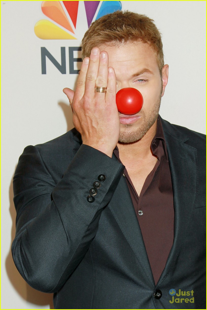 kellan lutz stripped down on stage at red nose day 12