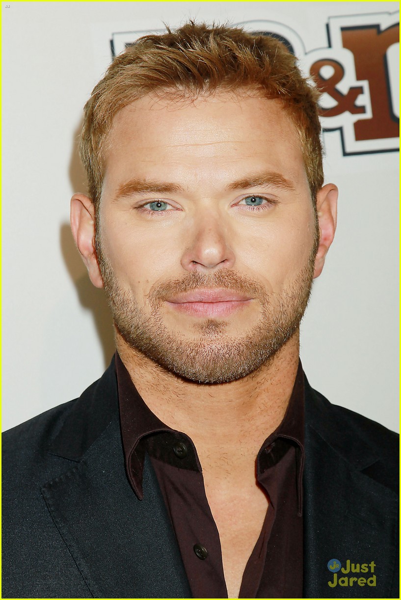 kellan lutz stripped down on stage at red nose day 14