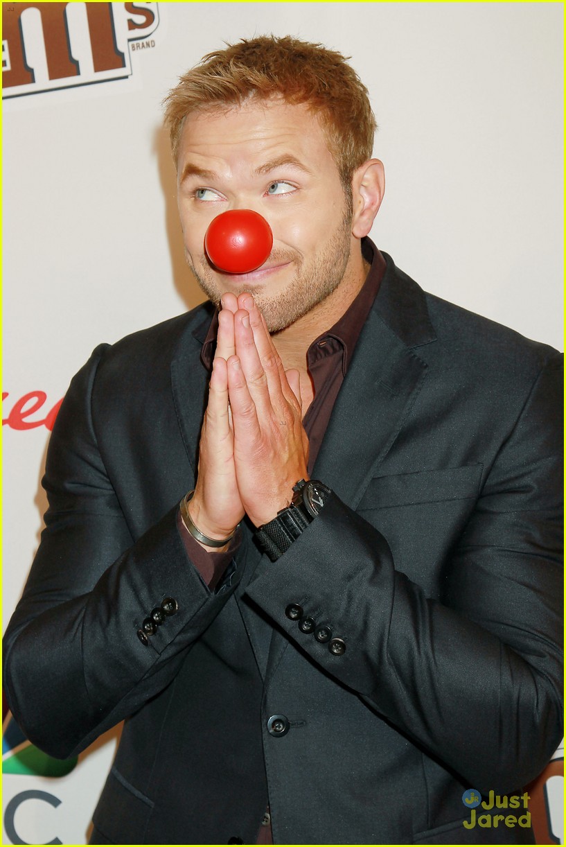 kellan lutz stripped down on stage at red nose day 16