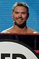 kellan lutz stripped down on stage at red nose day 02