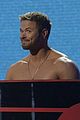 kellan lutz stripped down on stage at red nose day 06