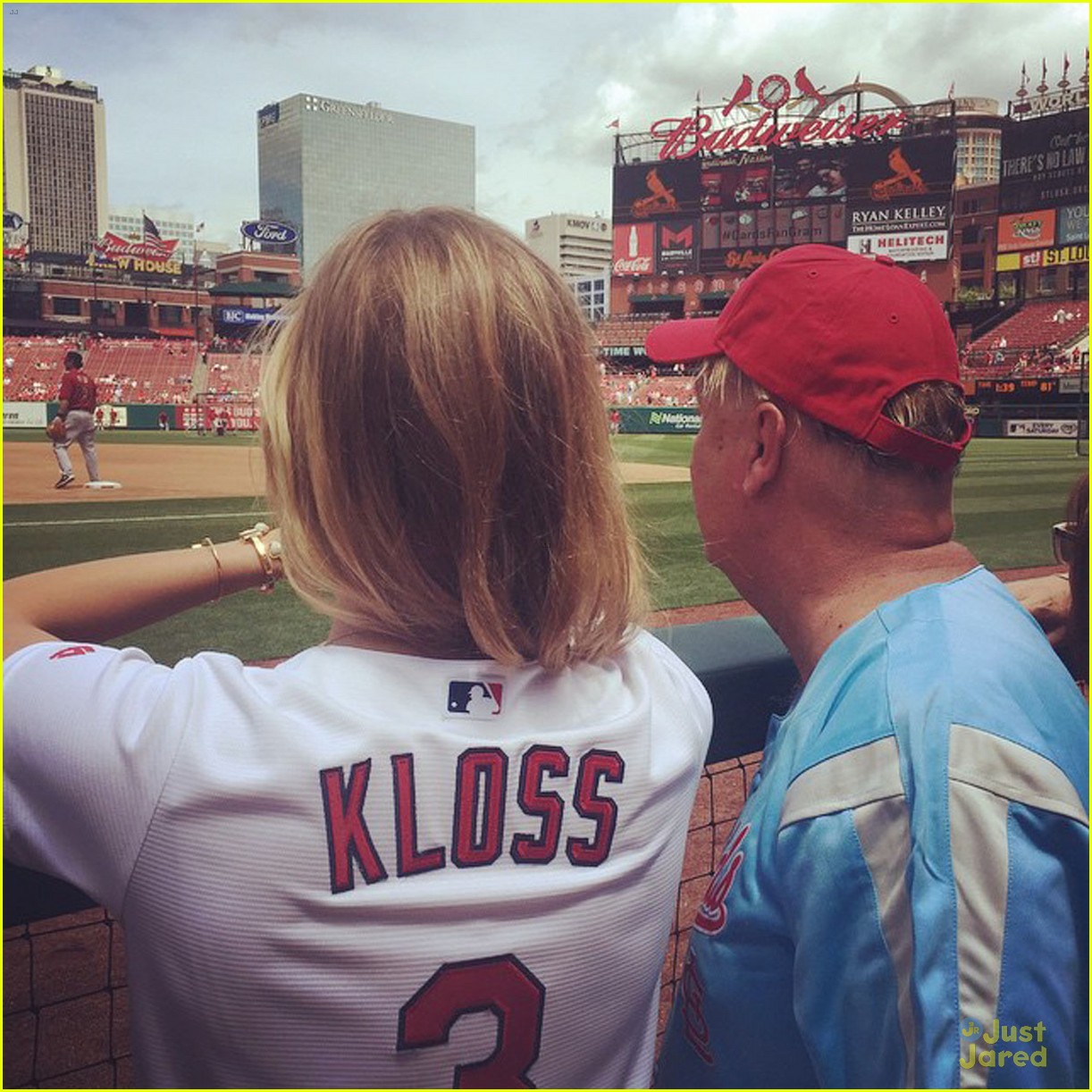 karlie kloss throws first pitch at cardinals game 02