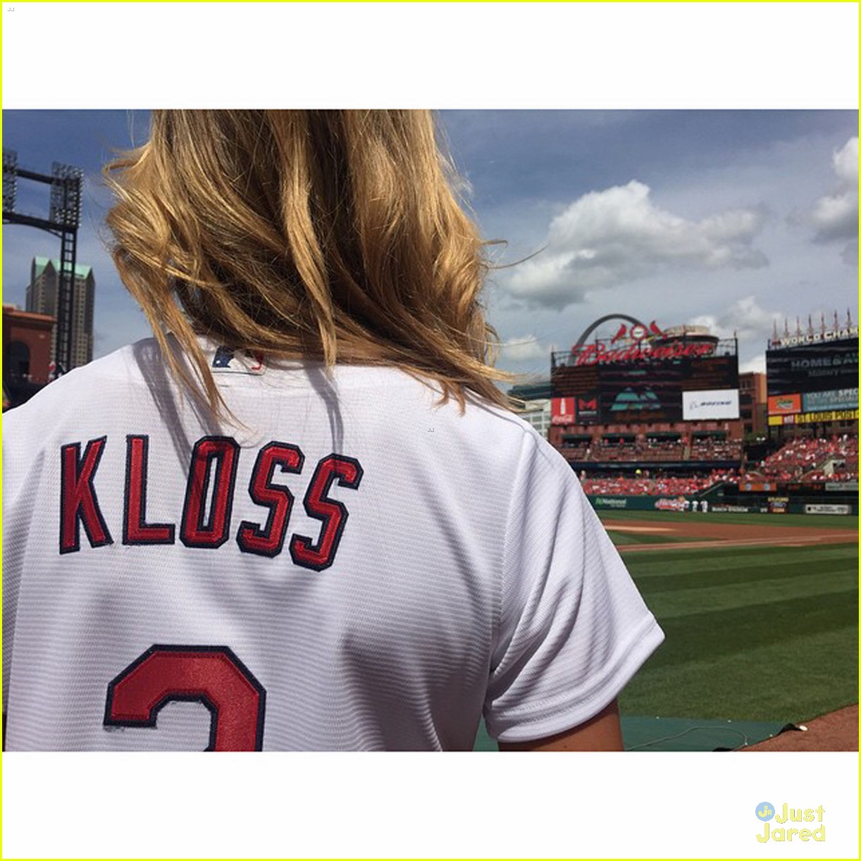 karlie kloss throws first pitch at cardinals game 04