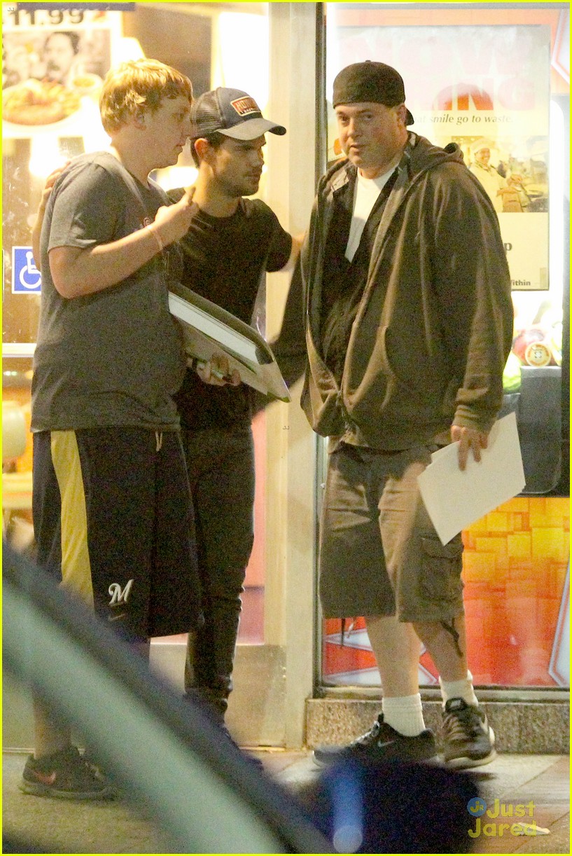 taylor lautner satisfies late night cravings at norms 03
