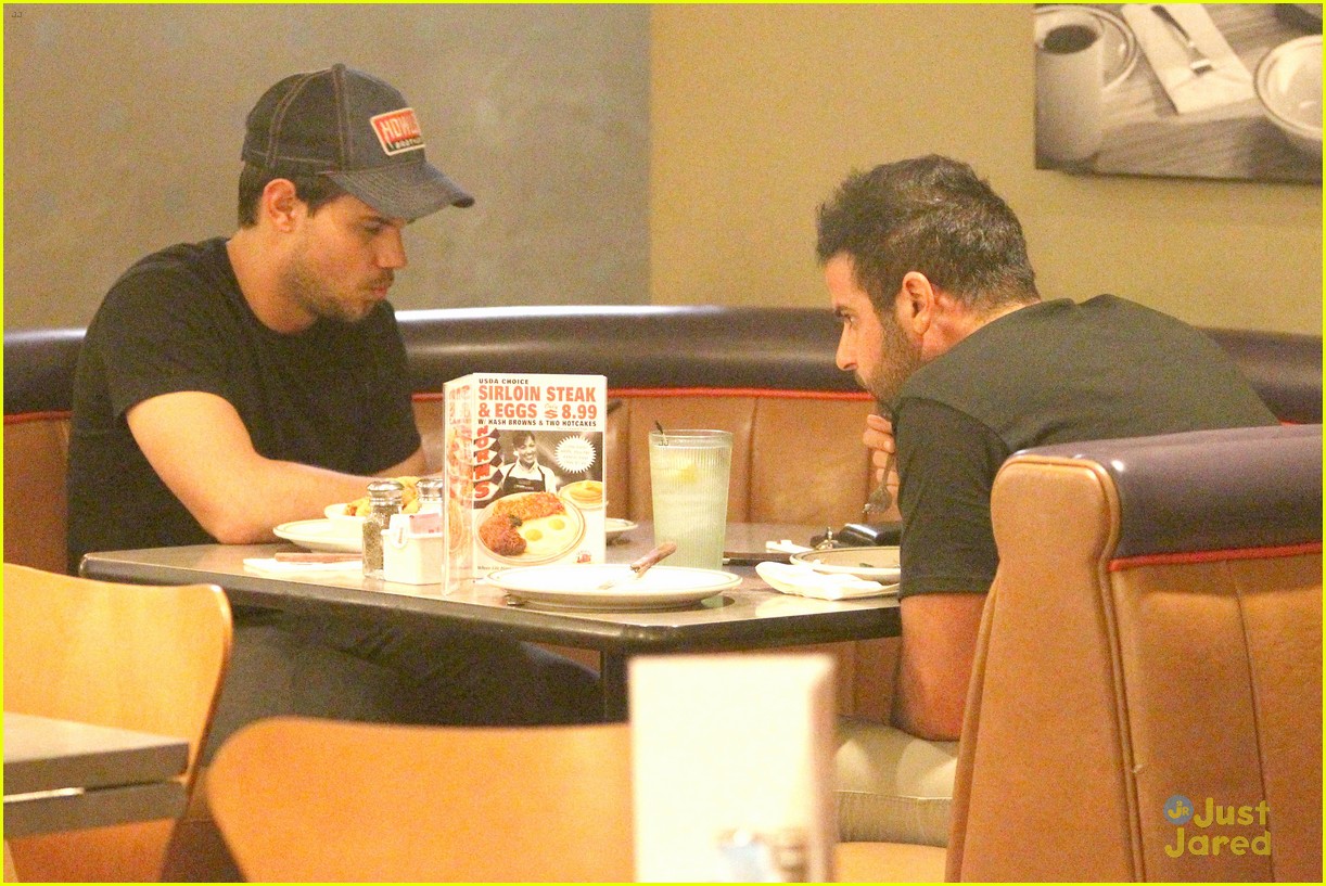 taylor lautner satisfies late night cravings at norms 09