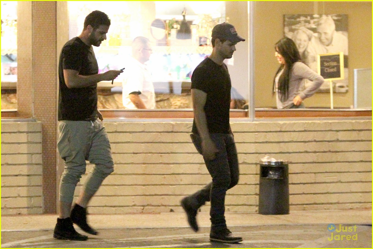 taylor lautner satisfies late night cravings at norms 12
