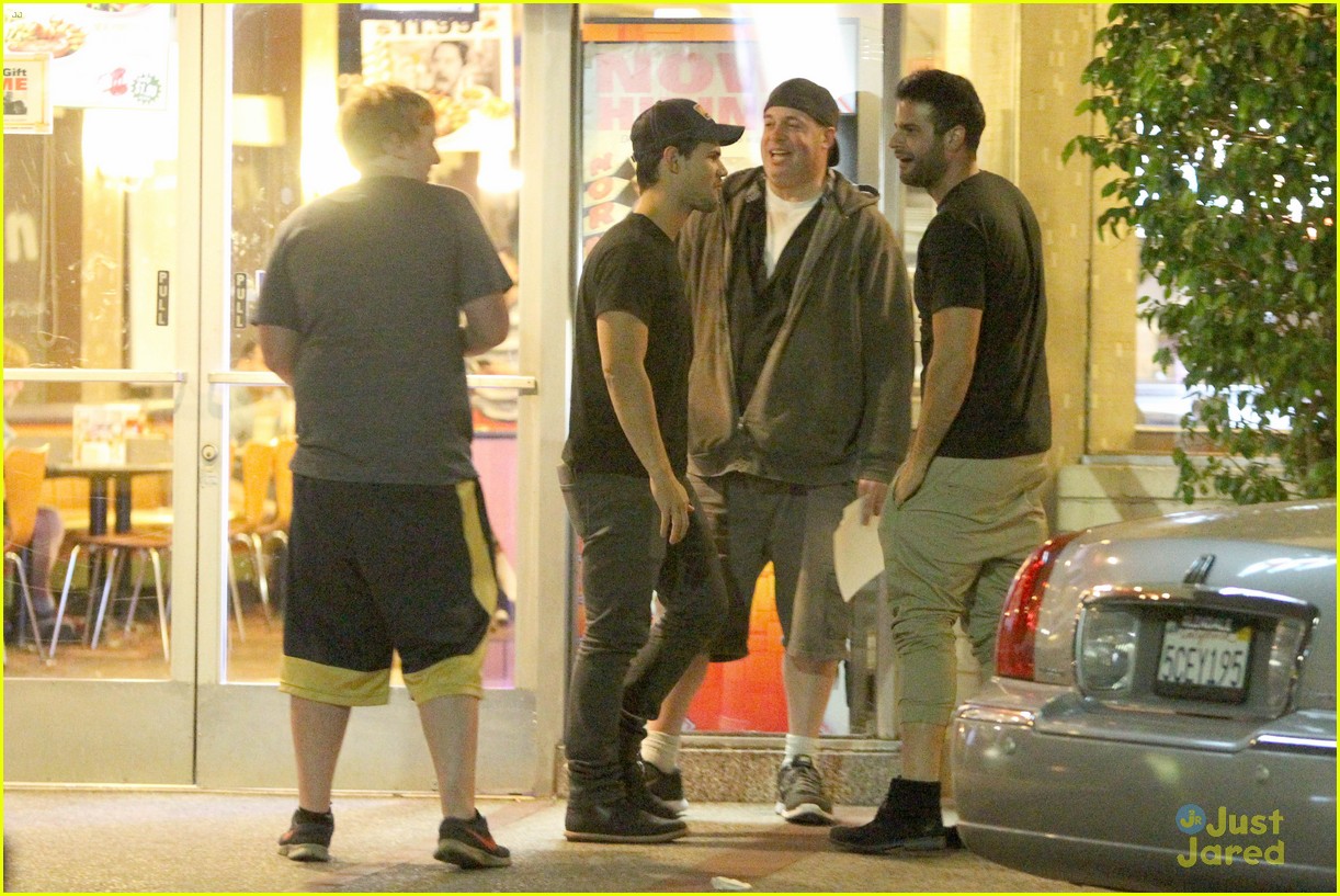 taylor lautner satisfies late night cravings at norms 18