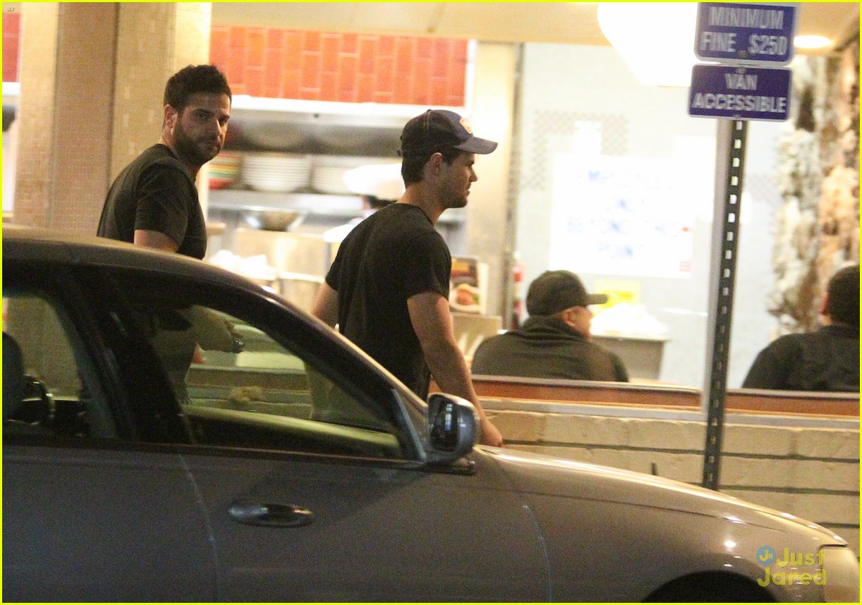 taylor lautner satisfies late night cravings at norms 19
