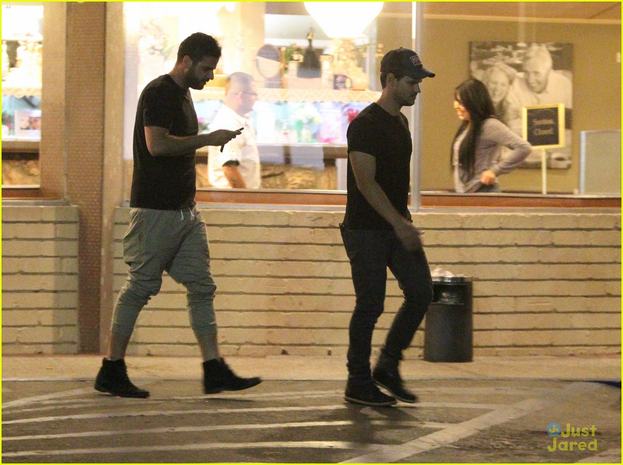 taylor lautner satisfies late night cravings at norms 21