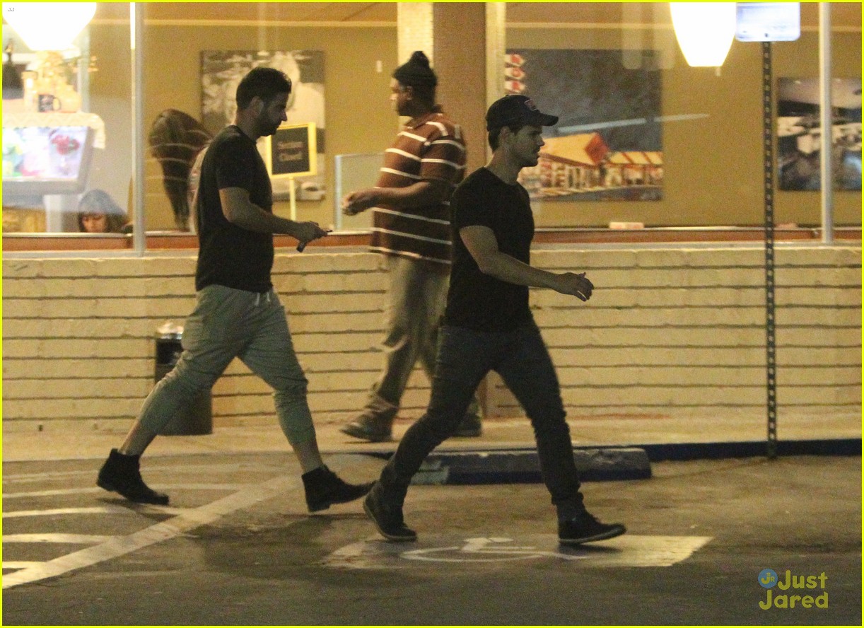 taylor lautner satisfies late night cravings at norms 22