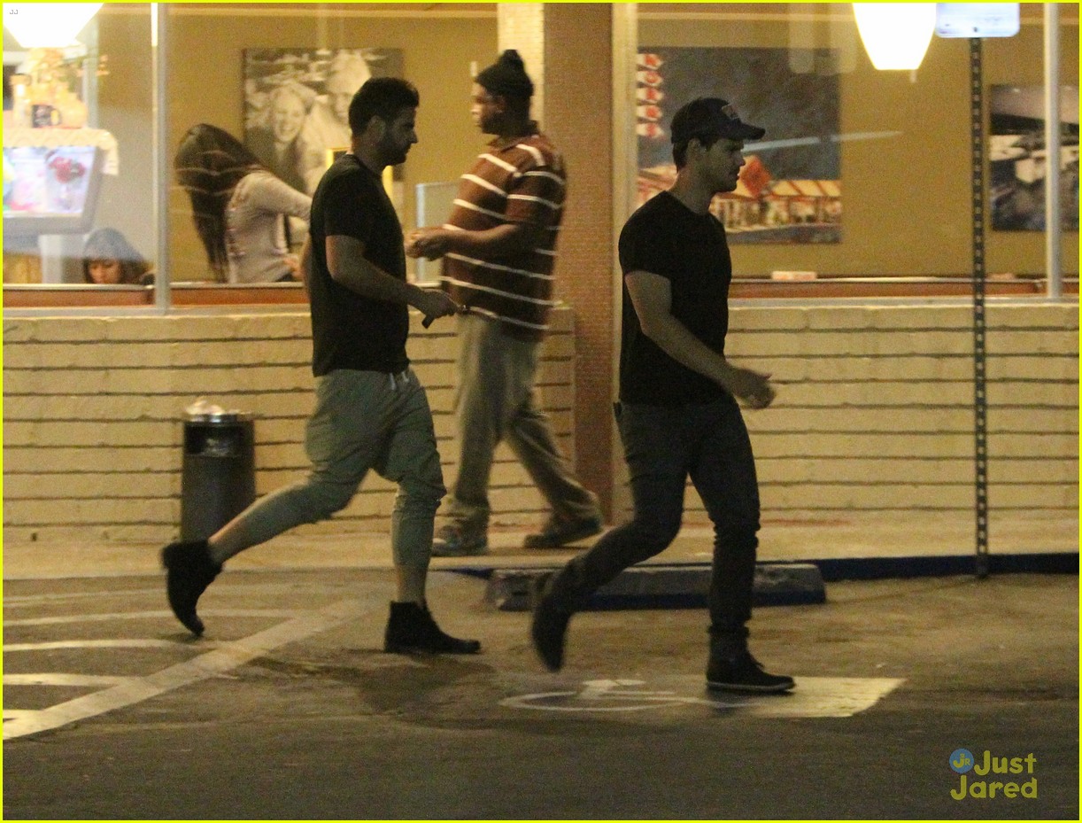 taylor lautner satisfies late night cravings at norms 23