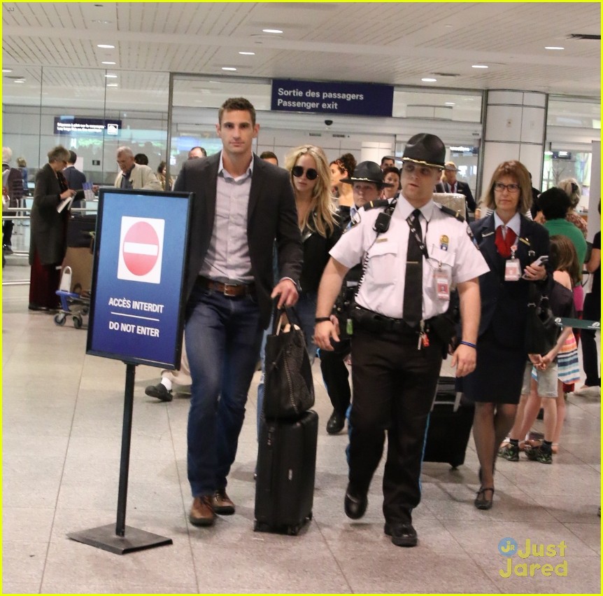 jennifer lawrence touches down in canada after mexican getaway 01