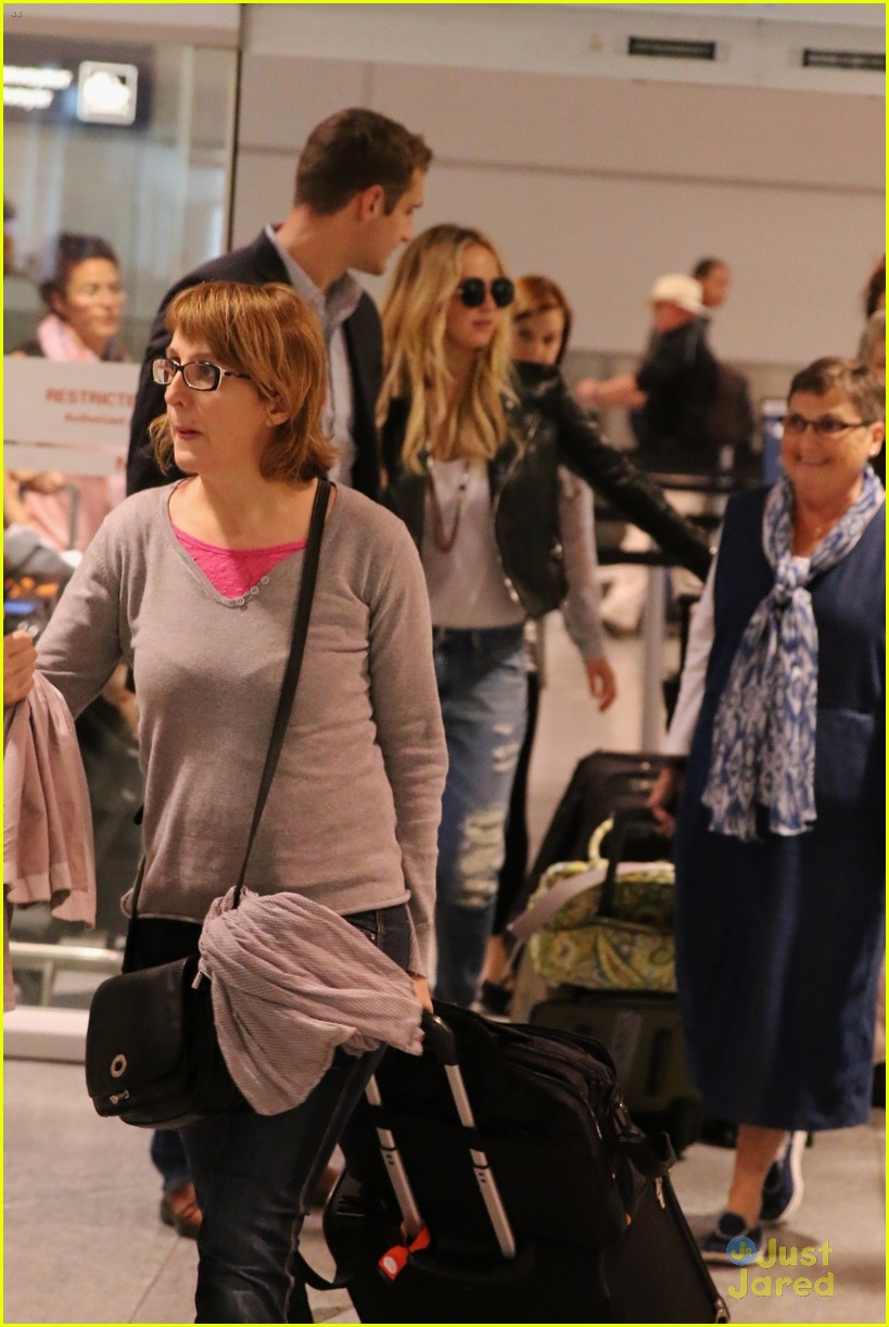 jennifer lawrence touches down in canada after mexican getaway 05