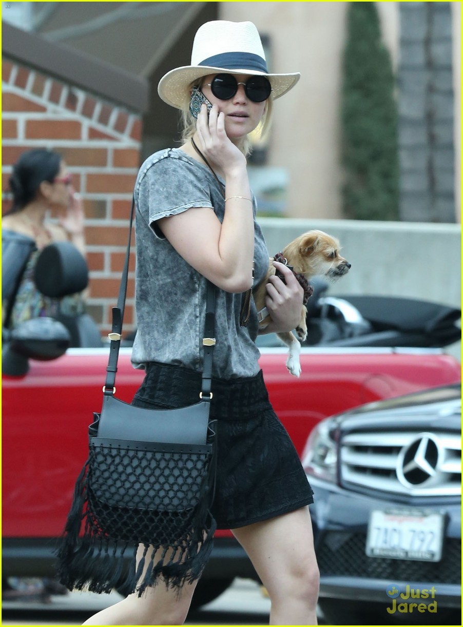 jennifer lawrence makes stop at rite aid with dog 06
