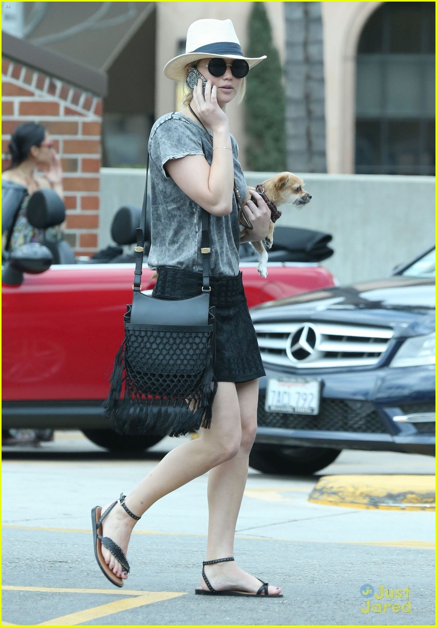 jennifer lawrence makes stop at rite aid with dog 07