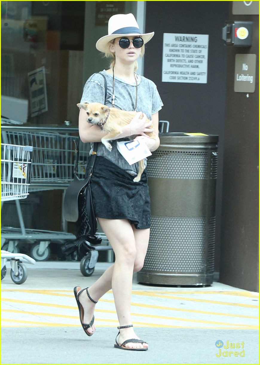 jennifer lawrence makes stop at rite aid with dog 09