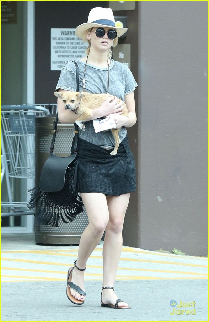 jennifer lawrence makes stop at rite aid with dog 10