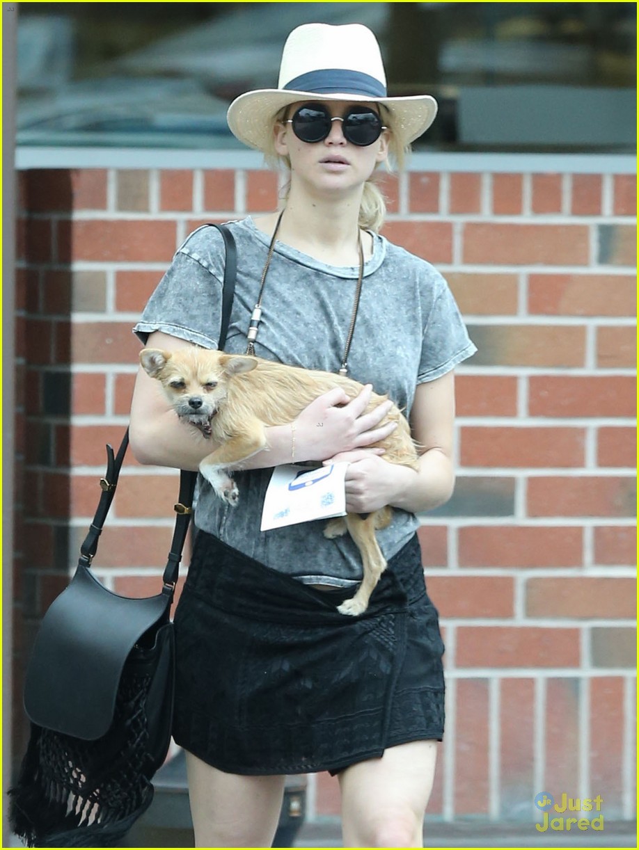 jennifer lawrence makes stop at rite aid with dog 11