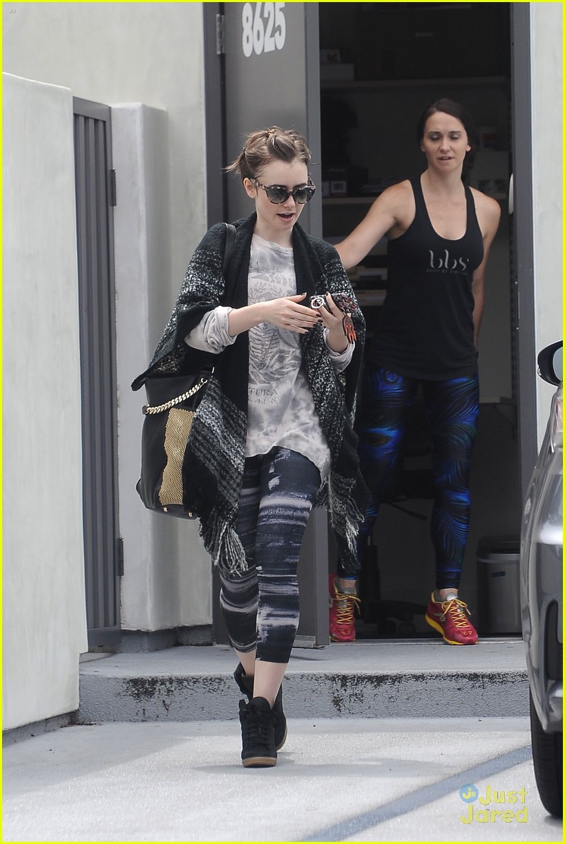 lily collins workout trash cute pic with mom jill 03