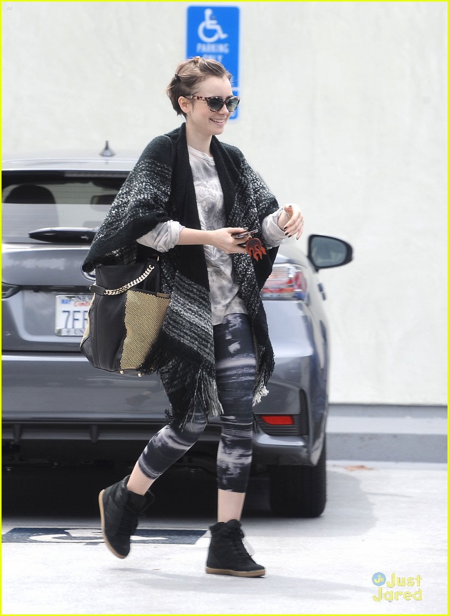 lily collins workout trash cute pic with mom jill 04