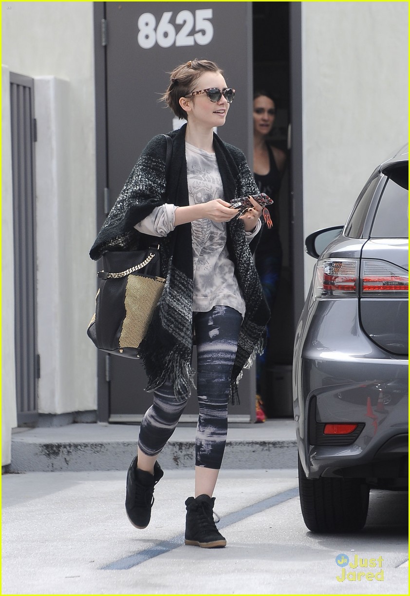 lily collins workout trash cute pic with mom jill 07