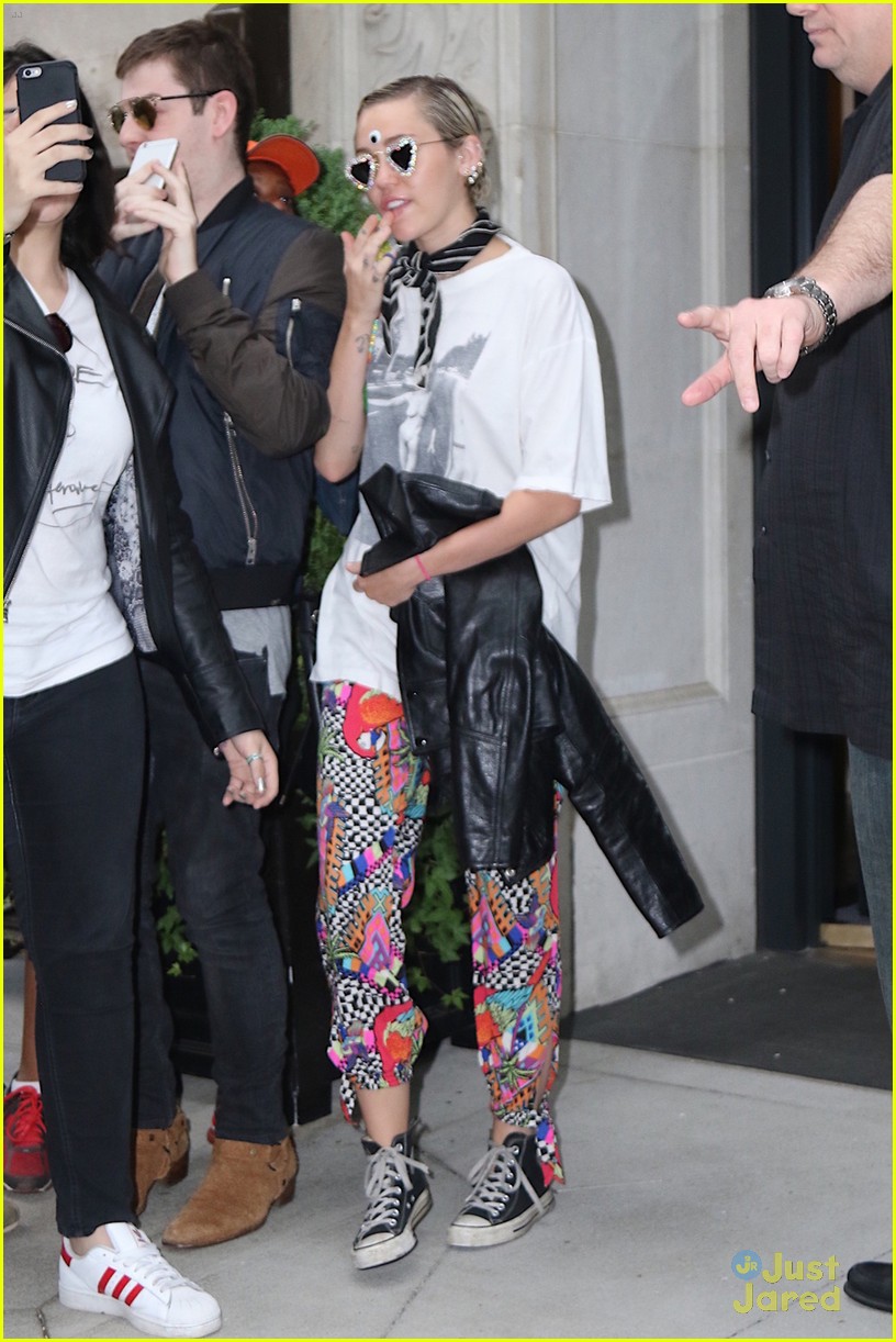 miley cyrus gets joan jetts help for backyard sessions 01