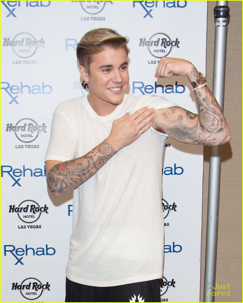justin bieber checks out his own abs 02