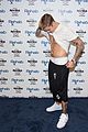 justin bieber checks out his own abs 03
