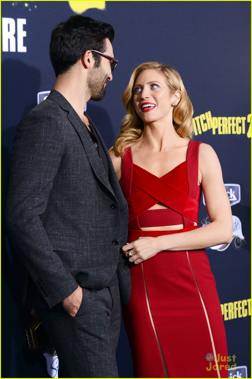 anna kendrick brittany snow pitch perfect premiere 18