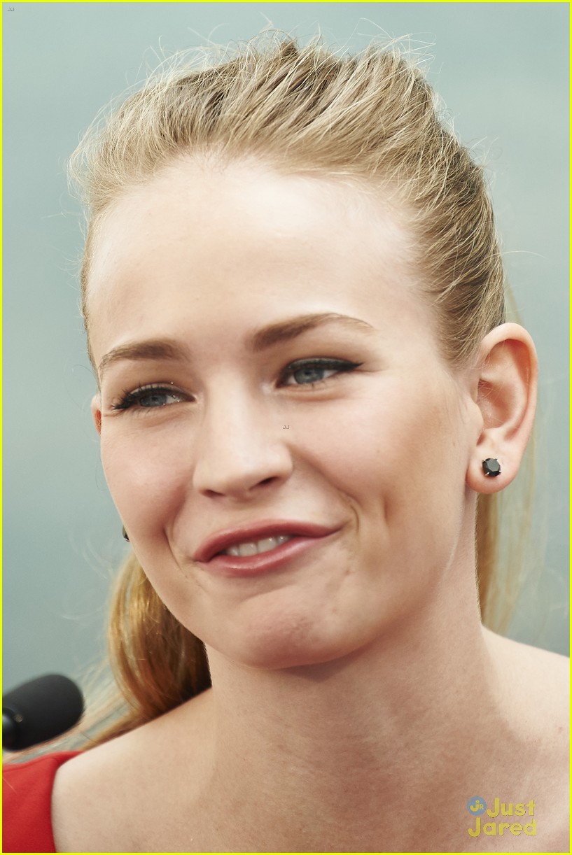 britt robertson fame isnt as crazy for her 23