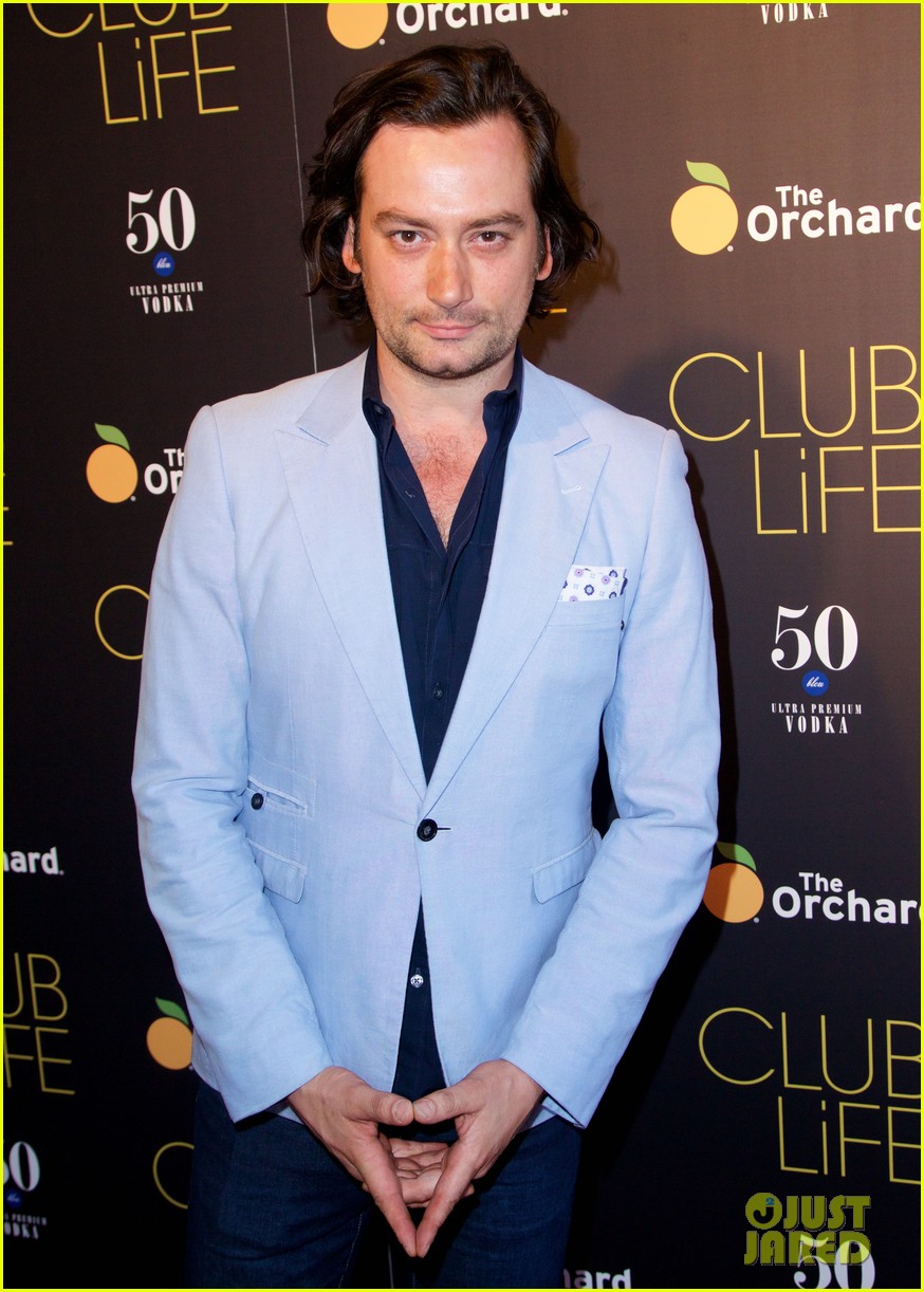 jessica szohr gets support from zach braff at club life 05