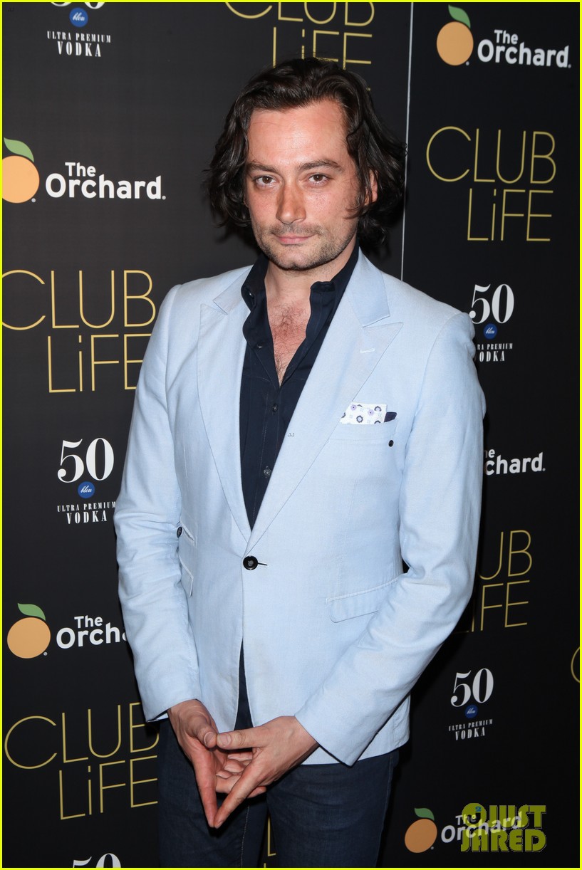 jessica szohr gets support from zach braff at club life 07