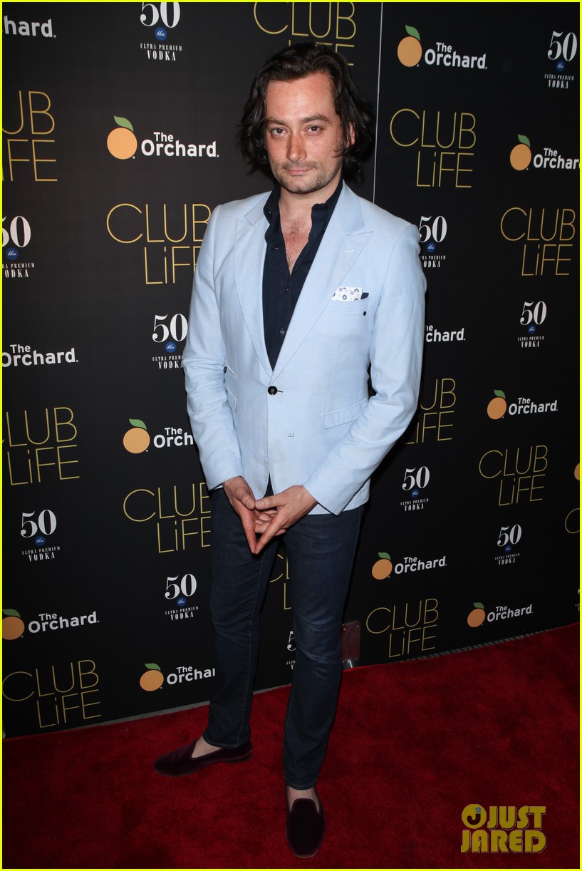 jessica szohr gets support from zach braff at club life 08
