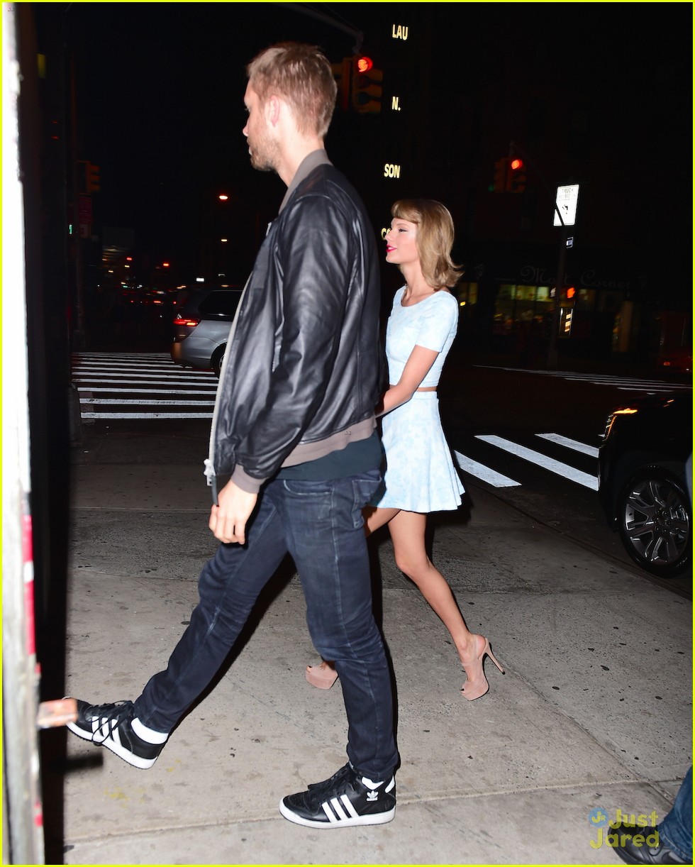 taylor swift calvin harris hold hands for nyc date night 01