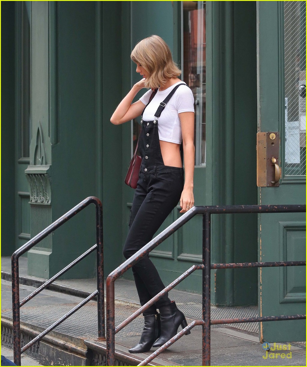 taylor swift wears crop top with overalls 07