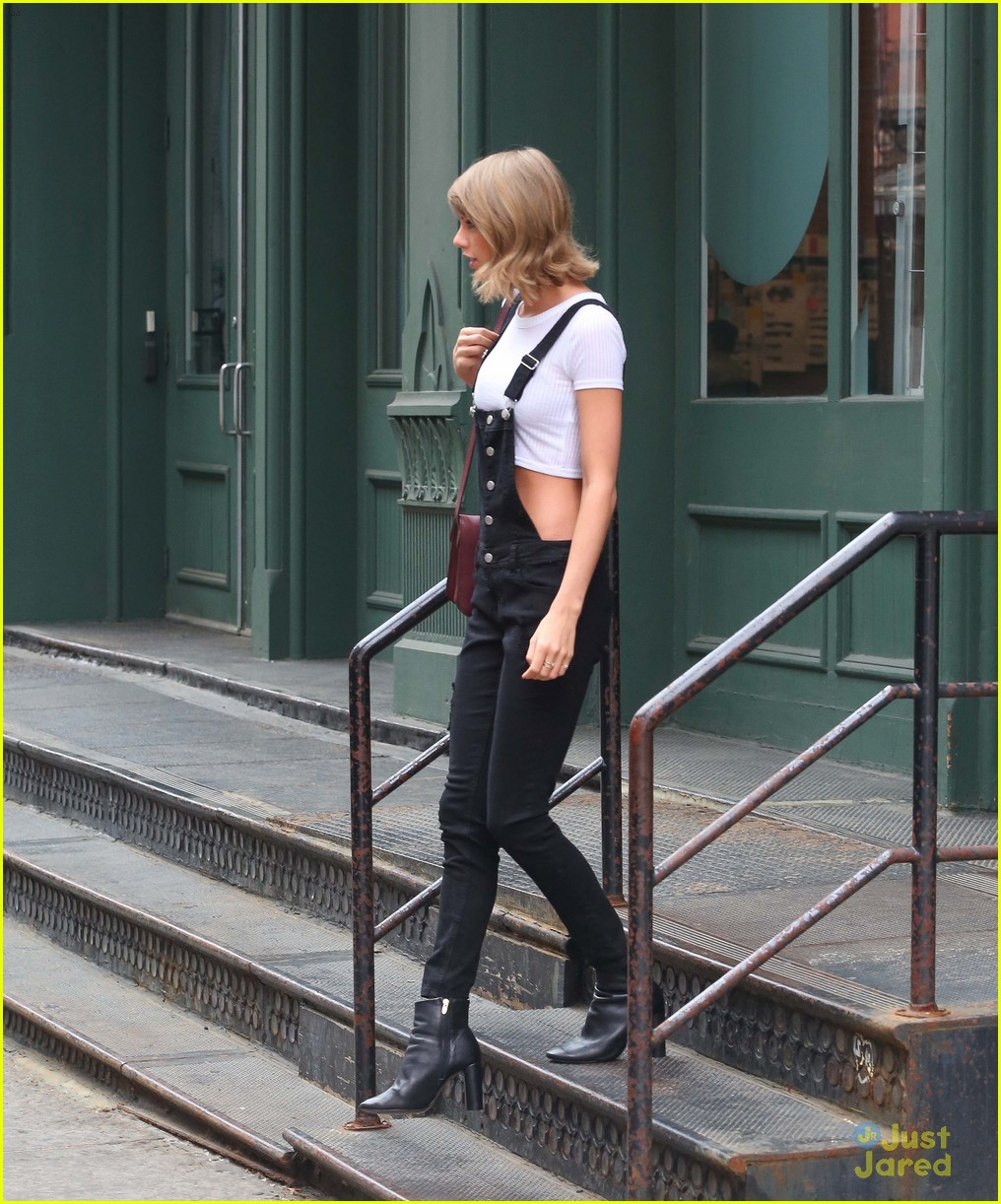 taylor swift wears crop top with overalls 08
