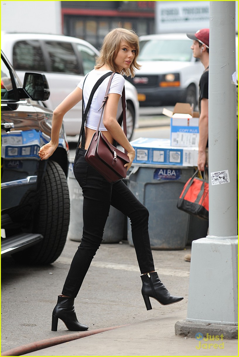 taylor swift wears crop top with overalls 30