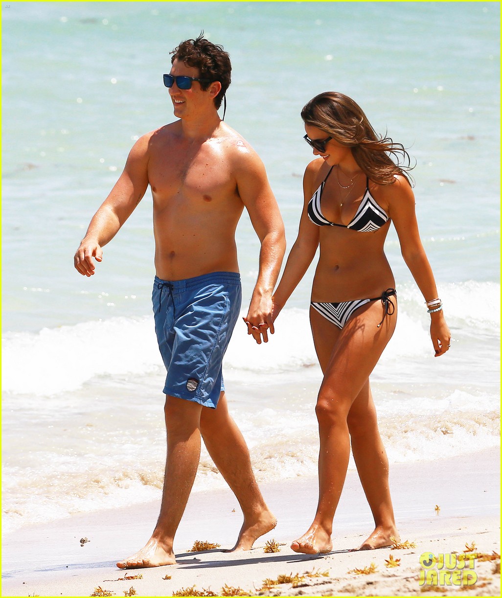 miles teller keleigh sperry continue their vacation 27
