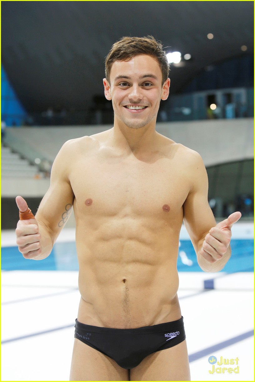 tom daley shows off ripped body after winning gold 02