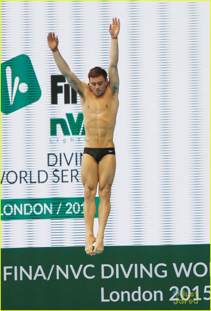 tom daley shows off ripped body after winning gold 03