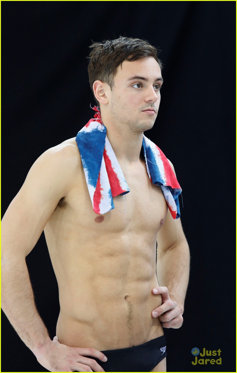 tom daley shows off ripped body after winning gold 04