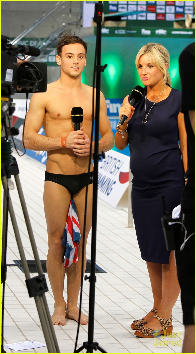 tom daley shows off ripped body after winning gold 05