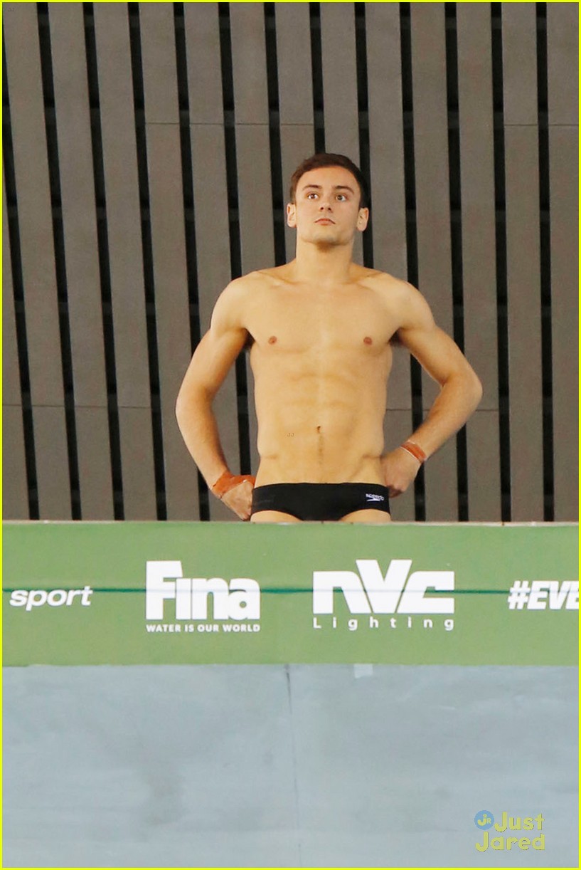 tom daley shows off ripped body after winning gold 07