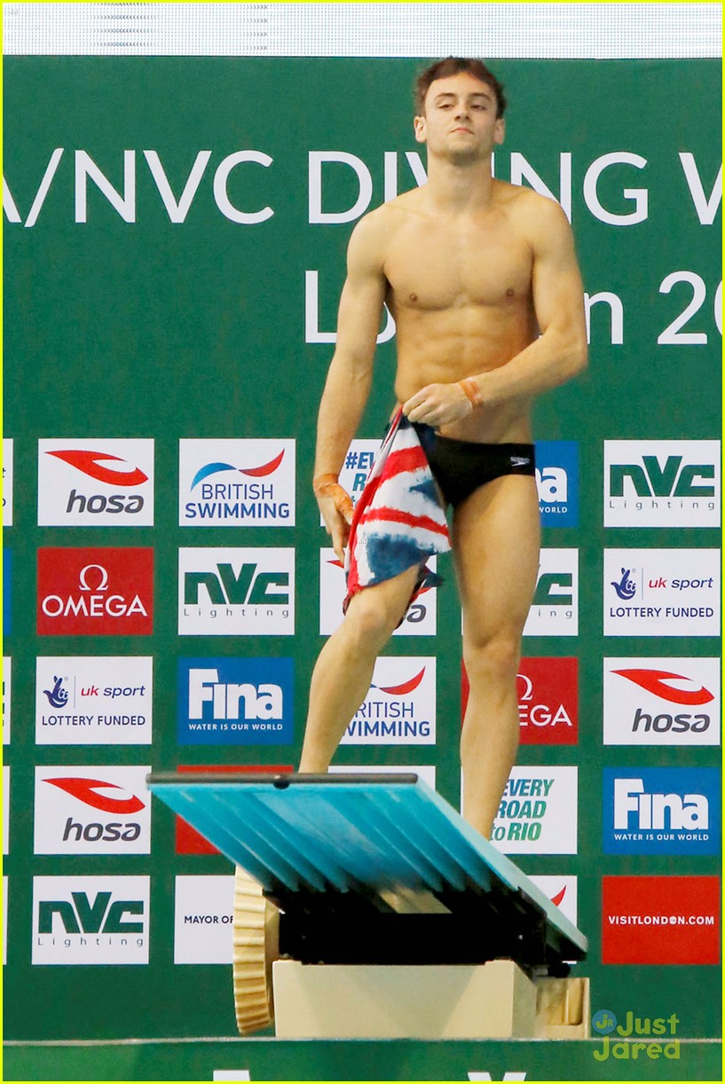 tom daley shows off ripped body after winning gold 08