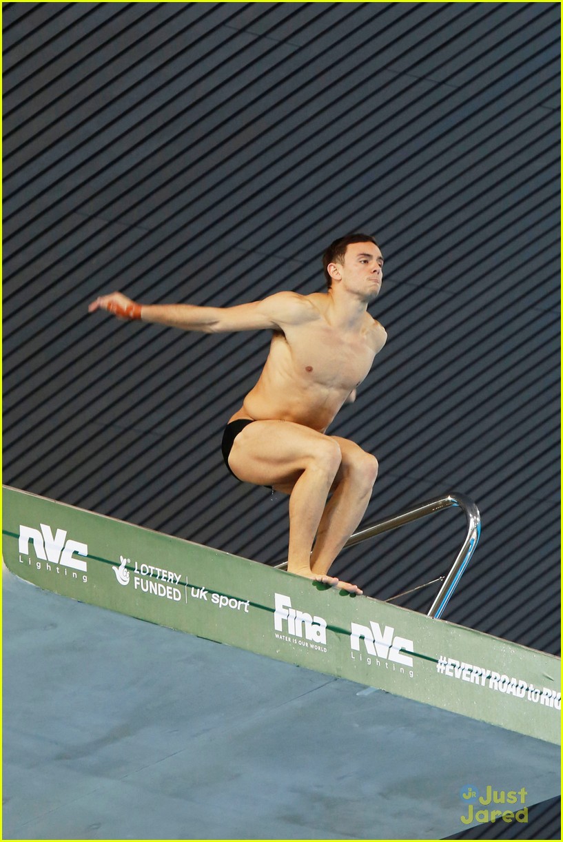 tom daley shows off ripped body after winning gold 11