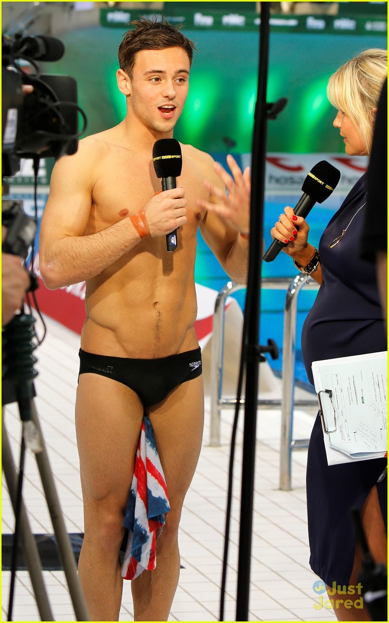 tom daley shows off ripped body after winning gold 13