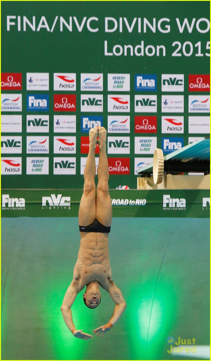 tom daley shows off ripped body after winning gold 16